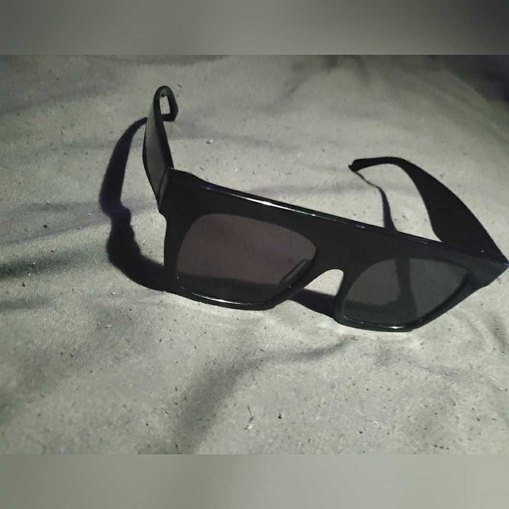 Vera Wang Hesse Sunglasses Black/Black Used